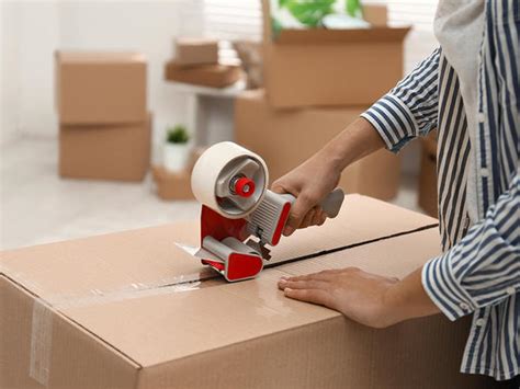 U-Haul’s small moving box comes with built-in, perforated handles to make for easy lifting while moving. Customers can order these boxes as a single order or in a bundle of 25. Box dimensions: 16-3/8″ x 12-5/8″ x 12-5/8″ (W x L x H), 1.5 cu/ft. Meets UPS, USPS, and FedEx shipping requirements.